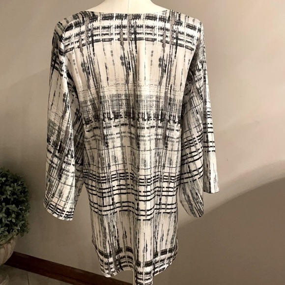 Natori women’s loungewear blk / wht  linear pattern, wide 3/4 sleeves. - Picture 3 of 10